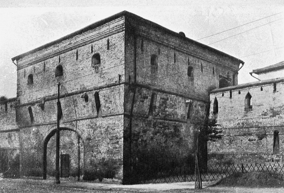 Космодемьянская башня с уже заложенными воротами. Фото сделано ранее 1914 года.