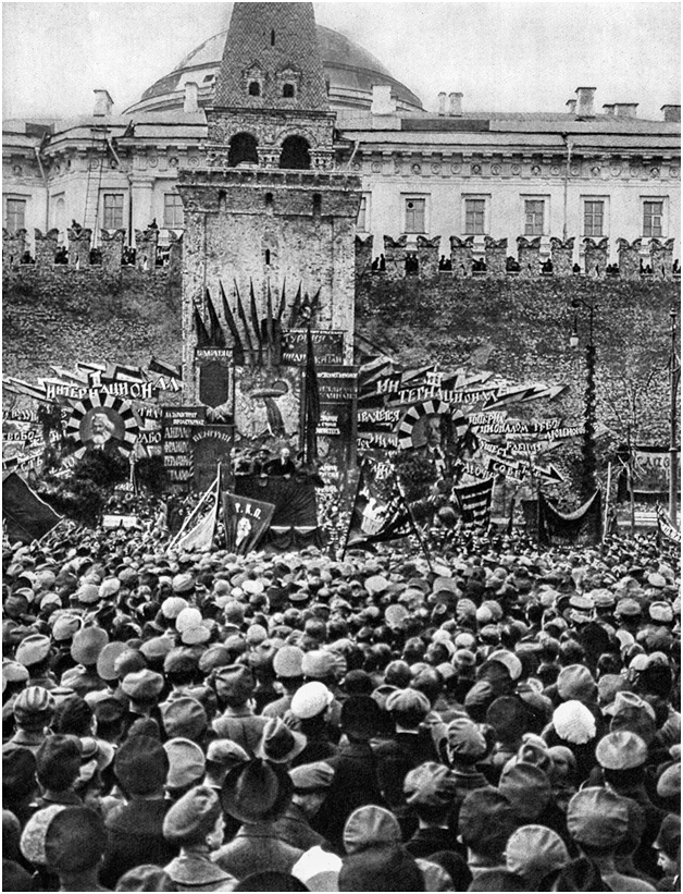 Ленин выступает на митинге на трибуне, которая находилась на месте будущего мавзолея